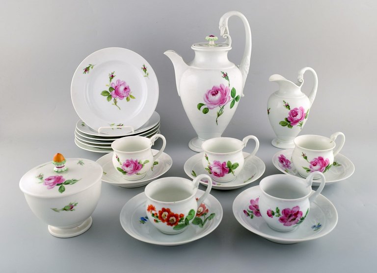 Meissen, Tyskland. Lyserød rose kaffeservice til fem personer i håndmalet 
porcelæn. Med kaffekande, flødekande, sukkerskål og tallerkener. Tidligt 
1900-tallet 
