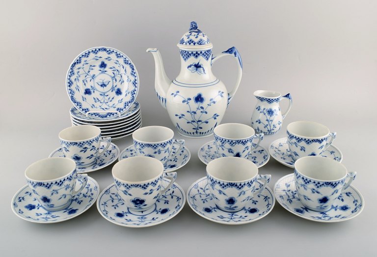 Bing & Grøndahl / B&G, "Sommerfugl". Komplet kaffeservice i håndmalet porcelæn 
til otte personer med kaffekande, flødekande og tallerkener. 
