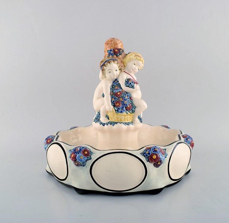 Wilhelm Süs (1861-1933) for Karlsruher Majolika. Stor art nouveau opsats i 
håndmalet fajance/majolika med legende børn og blomsterdekorationer. Ca. 1910.  
