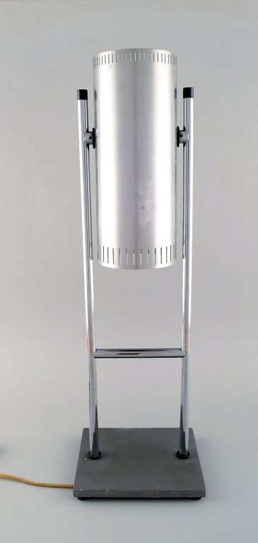 Jo Hammerborg for Fog & Mørup. Trombone bordlampe af forkromet og poleret stål 
med justerbar skærm, fodstykke af grålakeret metal. 1960/70