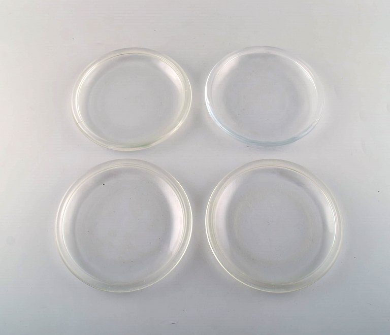 Kaj Franck for Nuutajärvi. Four Luna plates in clear art glass. 1970