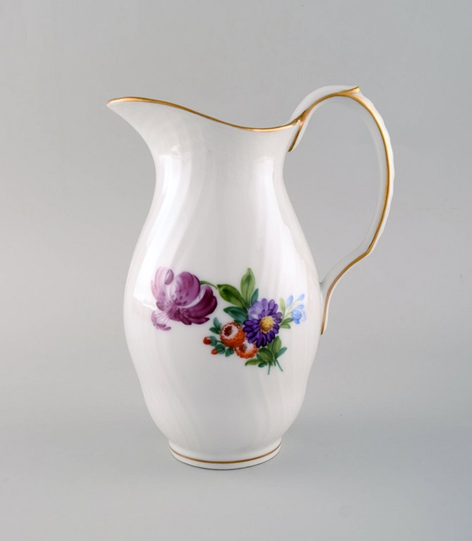 Royal Copenhagen Let Saksisk Blomst kande i håndmalet porcelæn. Modelnummer 
1609. Tidligt 1900-tallet.
