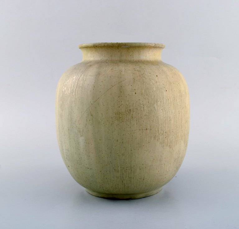 Arne Bang, Danmark. Vase i glaseret keramik. Modelnummer 31. Smuk glasur i sand 
nuancer. 1940/50