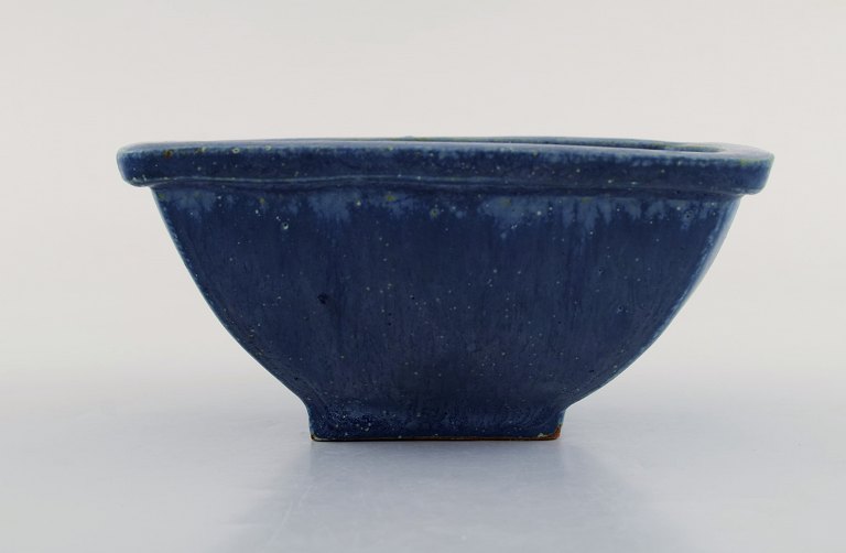 Arne Bang. Bowl in glazed ceramics. Model number 191. Beautiful glaze in shades of blue. 1940 / 50