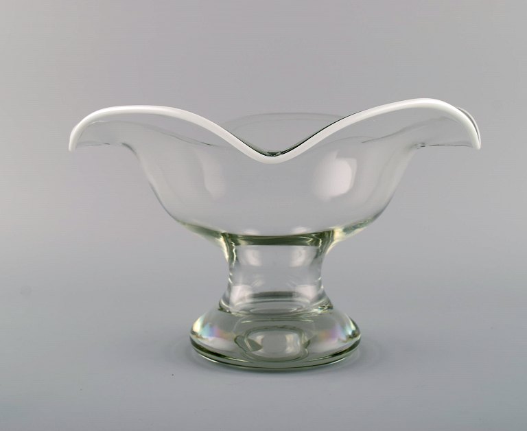 Skandinavisk glaskunstner. Stor skål i mundblæst kunstglas. 1960/70