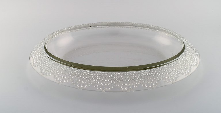 Stor tidlig René Lalique Tokyo jardiniere i kunstglas med indlagte luftperler 
langs kanten. Ca. 1934. 
