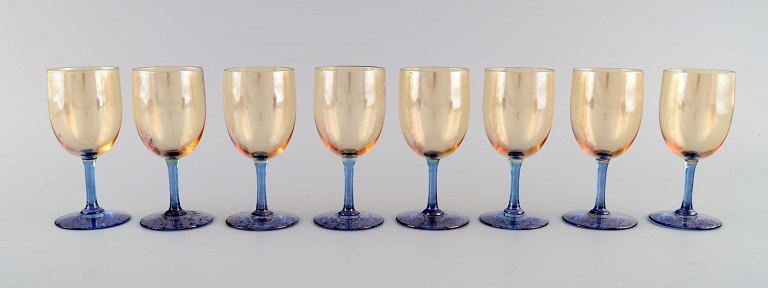 Baccarat, Frankrig. Otte sjældne glas i blåt og røgfarvet kunstglas. Midt 
1900-tallet.  
