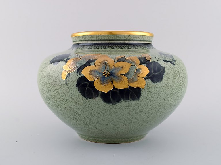 Royal Copenhagen vase i krakeleret porcelæn med gulddekoration og 
blomstermotiver. 1920