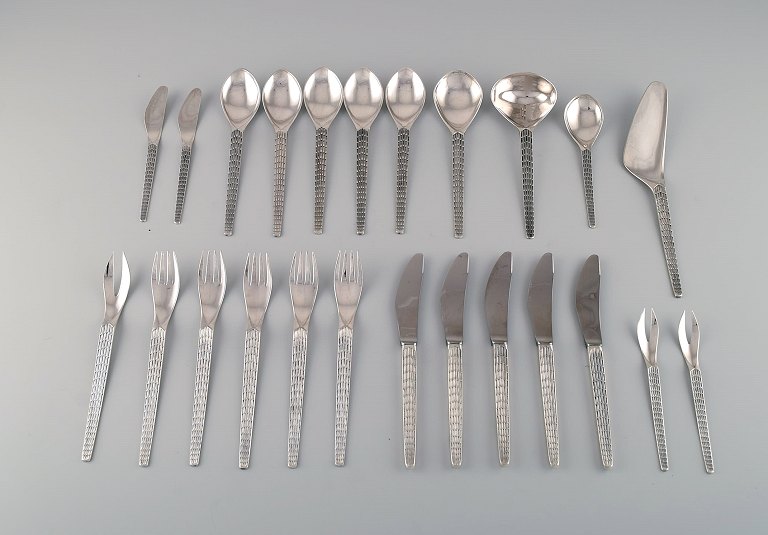 John Gulbrandsrød for Nils Hansen / Oslo Sølvvareverksted. Modernist Polar lunch 
service in silver (830) for five people.
Mid-20th century.