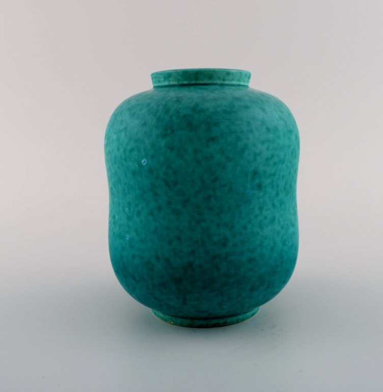 Wilhelm Kåge for Gustavsberg. Argenta art deco vase in glazed ceramics. 
Beautiful glaze in shades of green. 1940