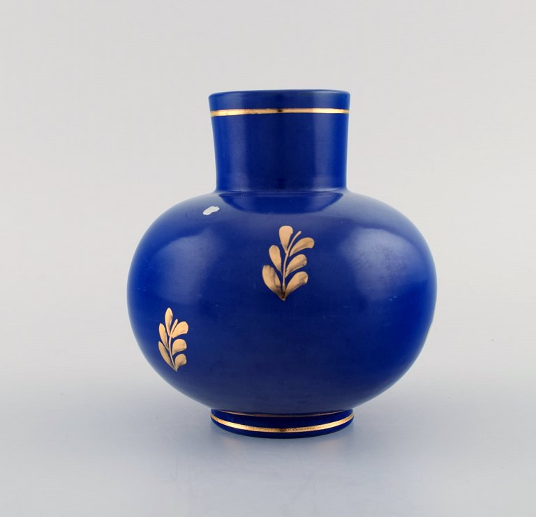 Nittsjö, Sweden. Vase in glazed ceramics. Blue glaze and leaves in gold. 1960