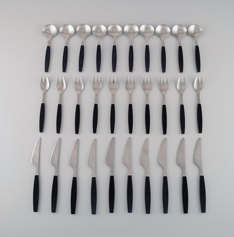 Henning Koppel for Georg Jensen. Strata service til ti personer i rustfrit stål 
og sort plast. 1960/70