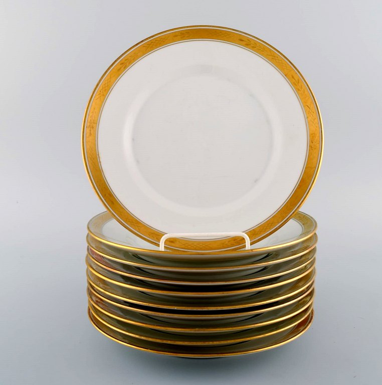 Royal Copenhagen stel nr. 607, White. 10 porcelain lunch plates with gold edge. 
Model number 607/9589.
