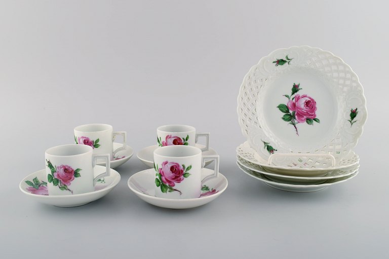 Antikt Meissen kaffeservice i håndmalet porcelæn med lyserøde roser til fire 
personer. Tidligt 1900-tallet.
