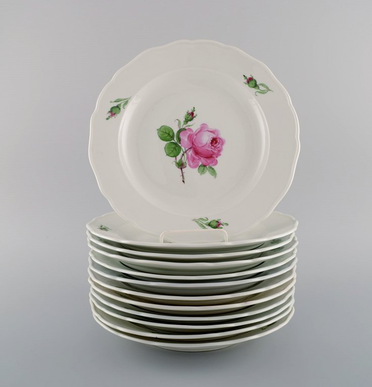 12 antique Meissen dinner plates in hand-painted porcelain with pink roses. 
Early 20th century.
