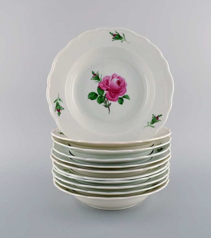 11 antique Meissen soup plates in hand-painted porcelain with pink roses. Early 
20th century.
