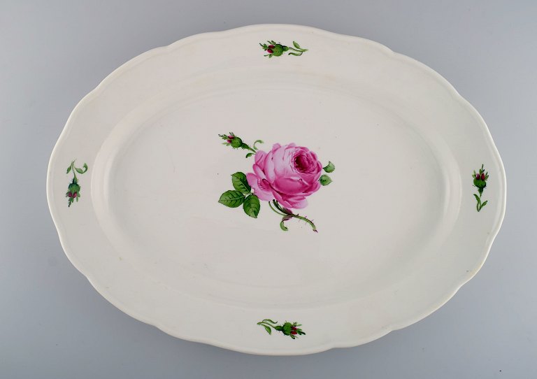 Colossal antique Meissen serving dish in hand-painted porcelain with pink roses. 
Early 20th century.
