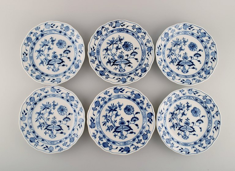 Seks antikke Meissen "Løgmønstret" frokosttallerkener i håndmalet porcelæn. 
Tidligt 1900-tallet. 
