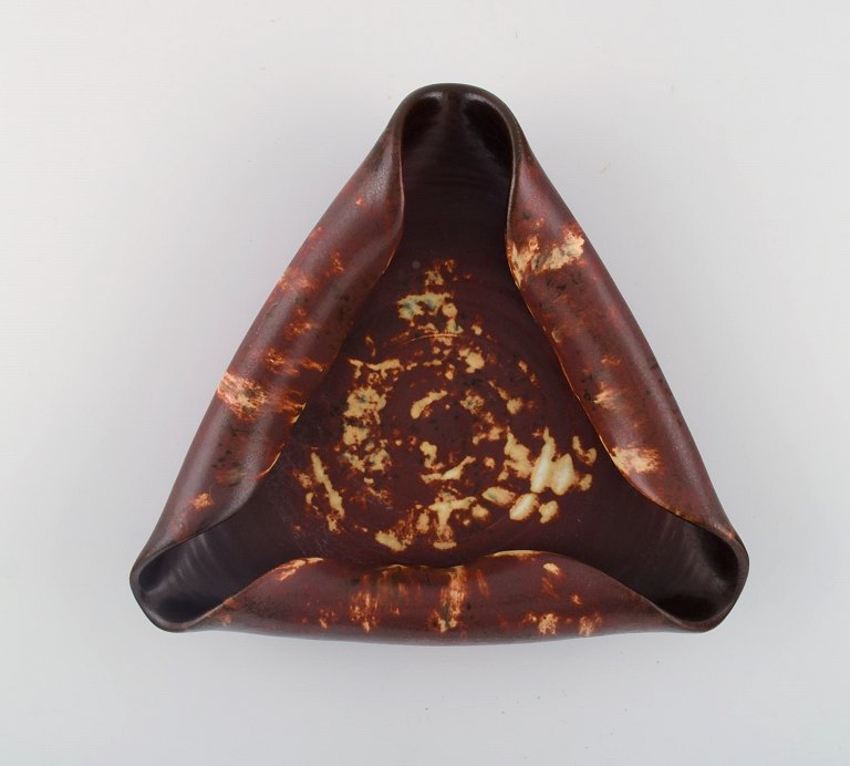 Michael Andersen, Bornholm. Triangular bowl in glazed ceramics. Beautiful glaze 
in shades of red. 1960s.
