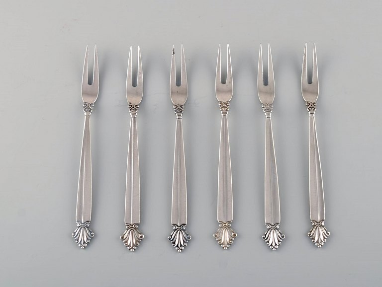 Johan Rohde for Georg Jensen. Seks tidlige Dronning pålægsgafler i sterlingsølv. 
1920