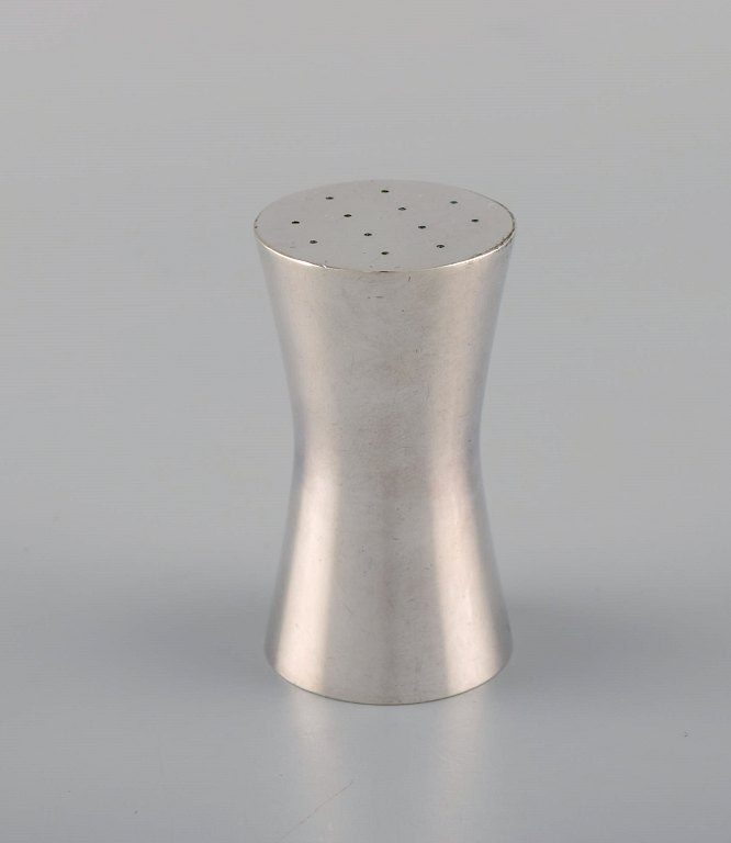 Modernist Hans Hansen for Georg Jensen salt shaker in sterling silver. 1960s.
