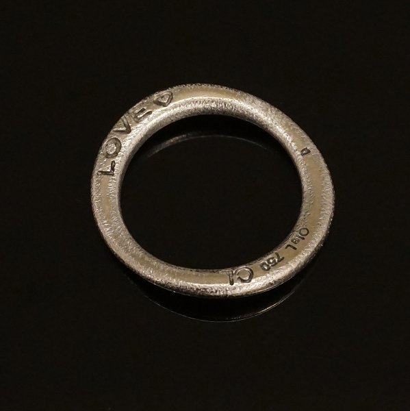 Charlotte Lynggaard, Copenhagen: A 18kt whitegold "Love"-ring. Ringsize: 52