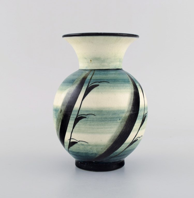 Ilse Claesson for Rörstrand. Sjælden vase i glaseret keramik. Blade på grøn og 
cremefarvet baggrund. 1920/30