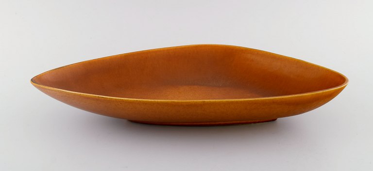 Gunnar Nylund for Nymølle. Large triangular dish in glazed ceramics. Beautiful 
glaze in light brown shades. 1960