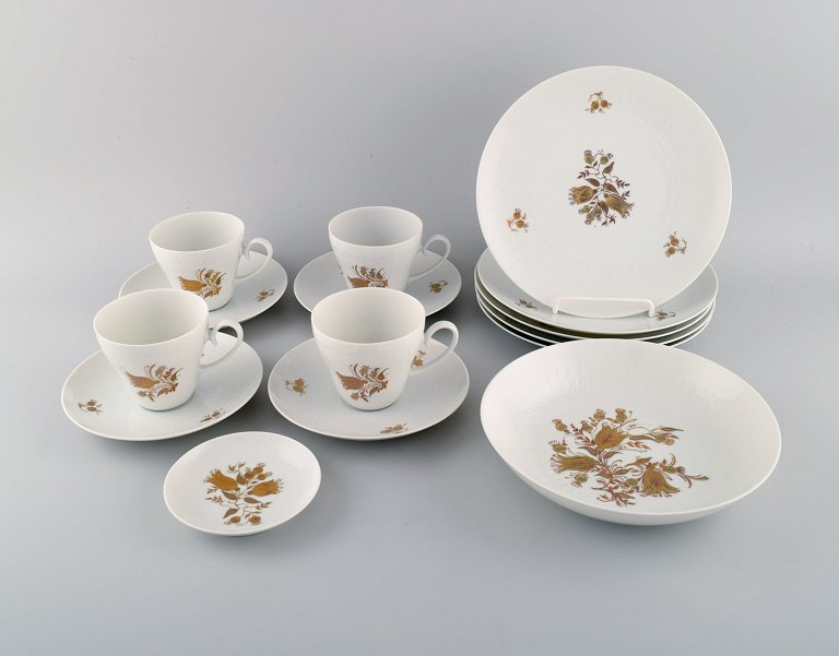 Bjørn Wiinblad for Rosenthal. Romanze kaffeservice til fire personer i hvid 
porcelæn med gulddekoration. 1980