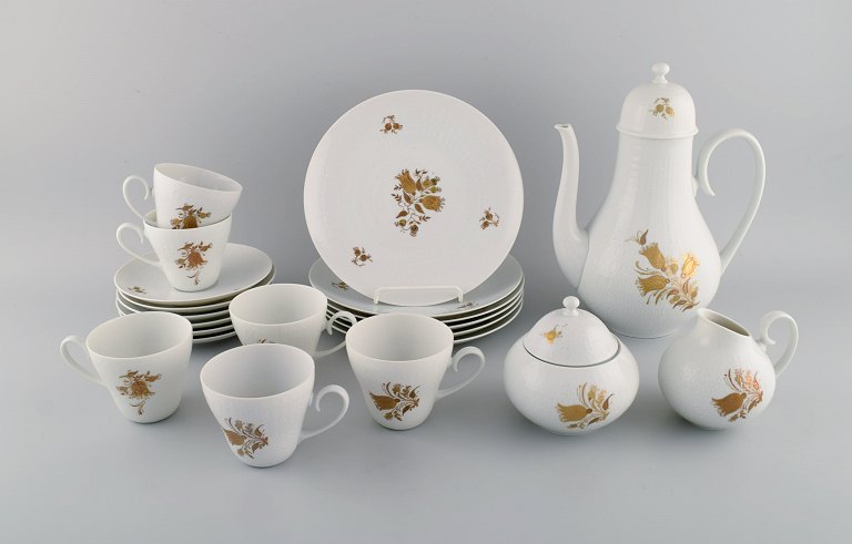 Bjørn Wiinblad for Rosenthal. Komplet Romanze kaffeservice til seks personer i 
hvid porcelæn med gulddekoration. 1980