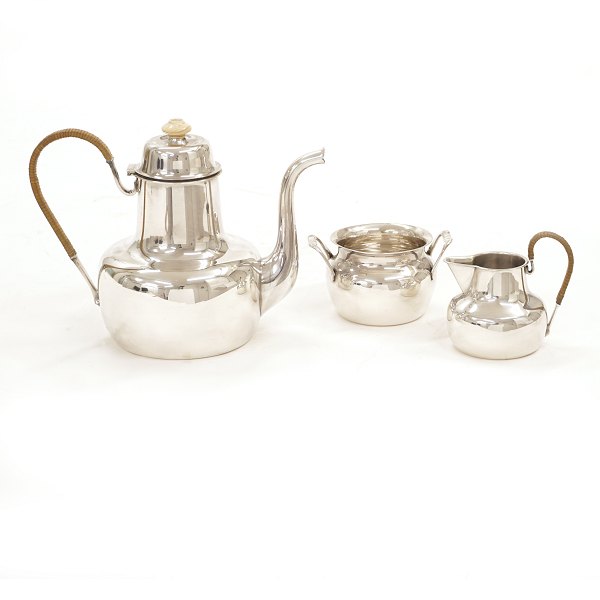 A. Michelsen, Kopenhagen: Kaffeegeschirr aus Sterlingsilber. Datiert 1947. H 
Kanne: 16cm. G: 744gr