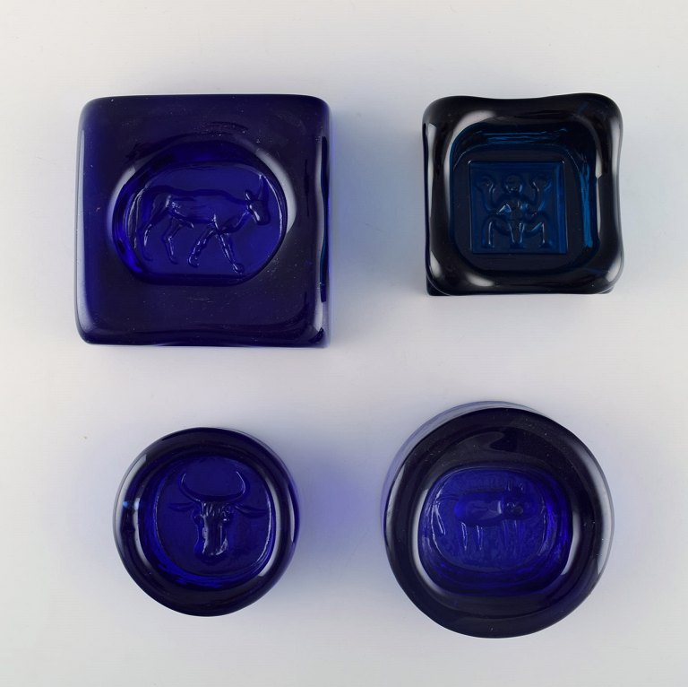 Erik Höglund (1932-1998) for Kosta Boda. Four low bowls in blue mouth blown art 
glass. Swedish design 1960 / 70s.
