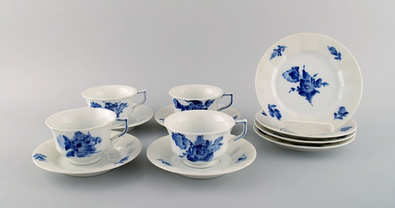 Fire Royal Copenhagen Blå Blomst kantet tekopper med underkopper og fire 
tallerkener i porcelæn. Modelnummer 10/8500.
