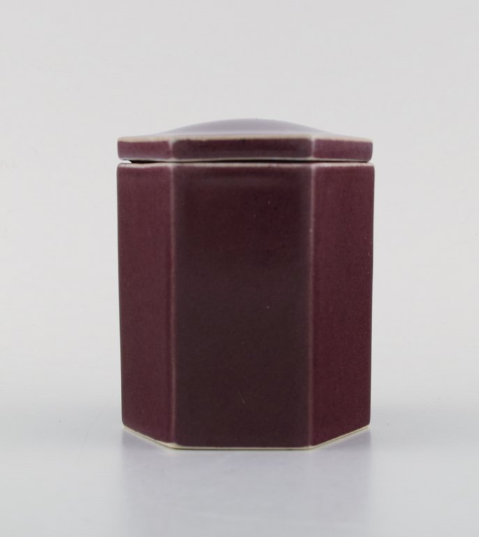 Malene Müllertz, Denmark. Unique lidded jar in glazed ceramics. 1980s. Beautiful 
glaze in purple shades.
