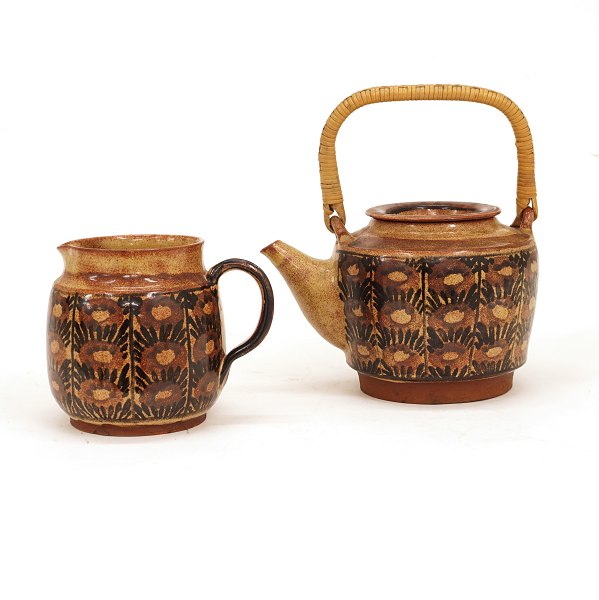 A Danish stoneware teapot and milk jug by Gudrun Meedom Bæch. H: 14cm