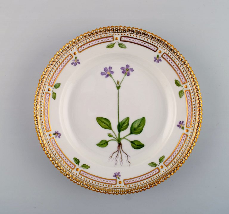 Royal Copenhagen Flora Danica salattallerken i håndmalet porcelæn med blomster 
og gulddekoration. Modelnummer 20/3573.  
