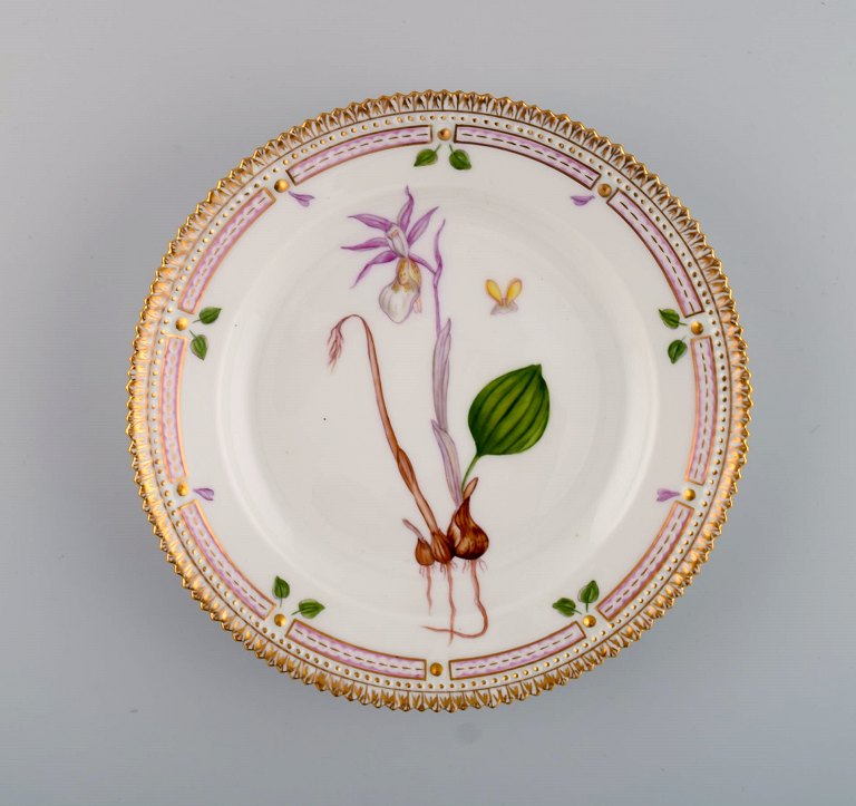 Royal Copenhagen Flora Danica salattallerken i håndmalet porcelæn med blomster 
og gulddekoration. Modelnummer 20/3573.  
