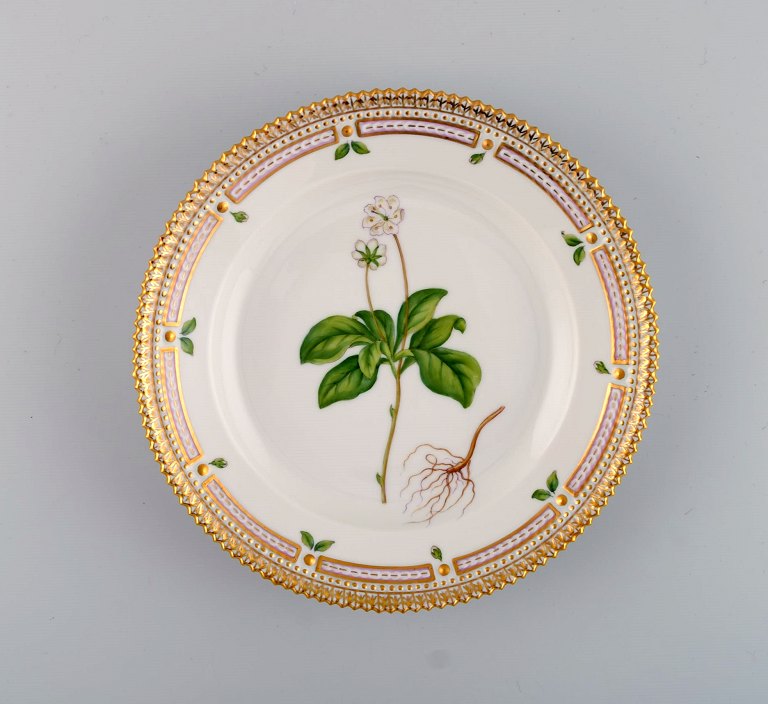 Royal Copenhagen Flora Danica salattallerken i håndmalet porcelæn med blomster 
og gulddekoration. Modelnummer 20/3573.  
