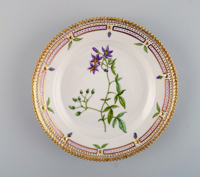 Royal Copenhagen Flora Danica salattallerken i håndmalet porcelæn med blomster 
og gulddekoration. Modelnummer 20/3573.  
