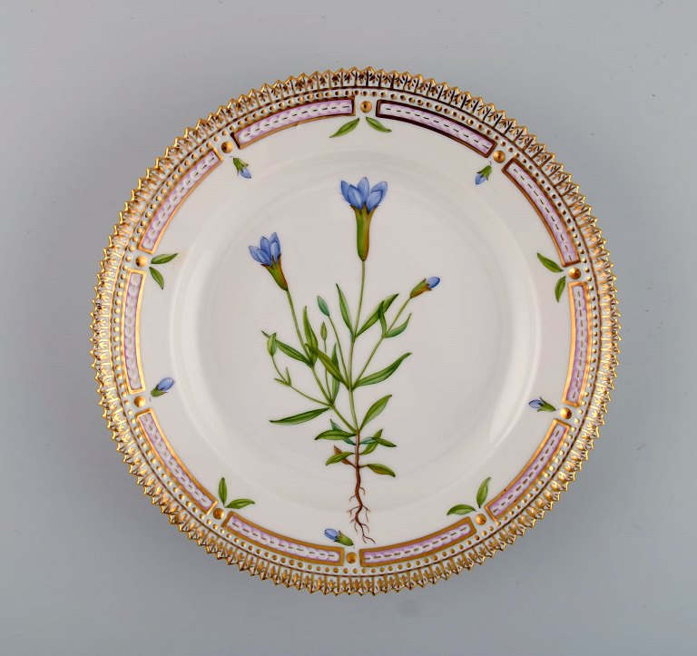 Royal Copenhagen Flora Danica salattallerken i håndmalet porcelæn med blomster 
og gulddekoration. Modelnummer 20/3573.  
