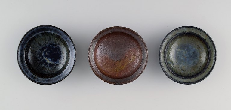 Gutte Eriksen (1918-2008), own workshop. Three small bowls in glazed stoneware. 
Raku-burnt technique. Danish design, 1950