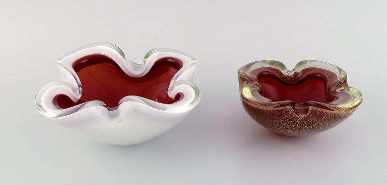 To Murano skåle i rødt og hvidt mundblæst kunstglas. Italiensk design, 
1960
