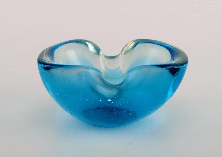Murano bowl in light blue mouth blown art glass. Italian design, 1960s.
