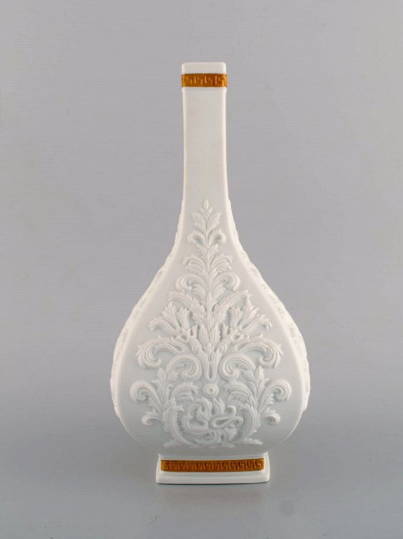 Gianni Versace for Rosenthal. White Baroque vase i hvid keramik med bladværk i 
relief og gulddekoration. Sent 1900-tallet. 
