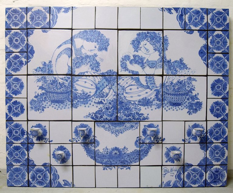 Bjørn Wiinblad (1918-2006). Huge unique wall light / relief with six light arms 
made of blue glazed ceramic tiles.