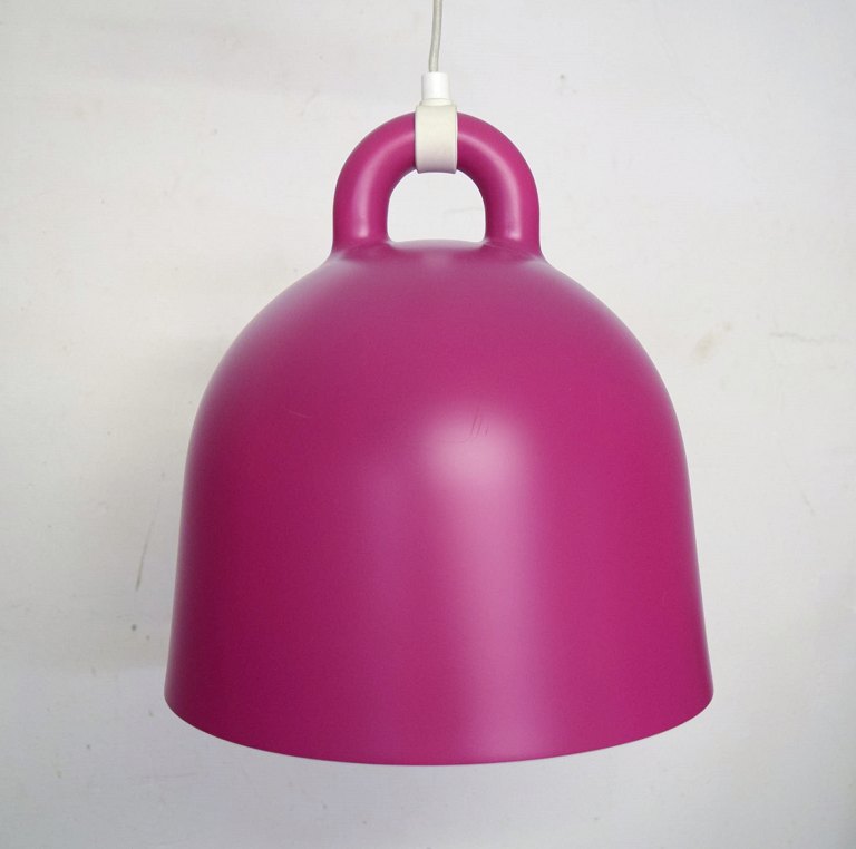 Andreas Lund og Jacob Rudbeck for Normann Copenhagen. Bell pendel i lilla/pink 
lakeret aluminium. Fremstillet i begrænset oplag i denne farve. 2000-tallet. Fem 
stk på lager.
