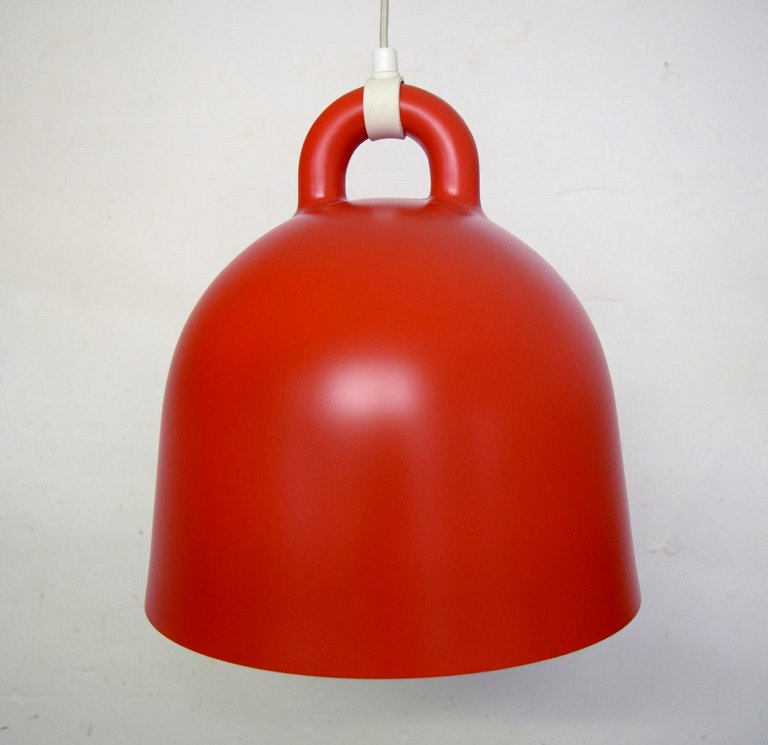 Andreas Lund og Jacob Rudbeck for Normann Copenhagen. Bell pendel i rød lakeret 
aluminium. Fremstillet i begrænset oplag i denne farve. 2000-tallet. 
