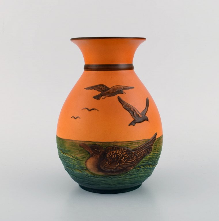 Ipsens enke, Danmark. Vase med havmåger i håndmalet glaseret keramik. 
Modelnummer 476. 1930