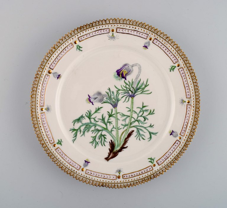 Royal Copenhagen Flora Danica tallerken i håndmalet porcelæn med blomster og 
gulddekoration. Dateret 1948.
