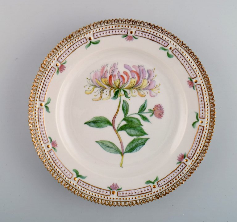 Royal Copenhagen Flora Danica tallerken i håndmalet porcelæn med blomster og 
gulddekoration. Dateret 1948.
